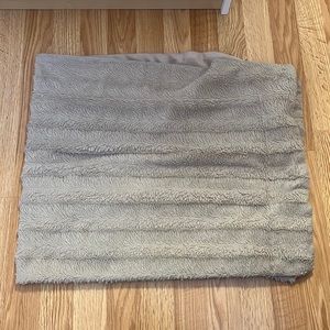 Faux fur throw blanket
